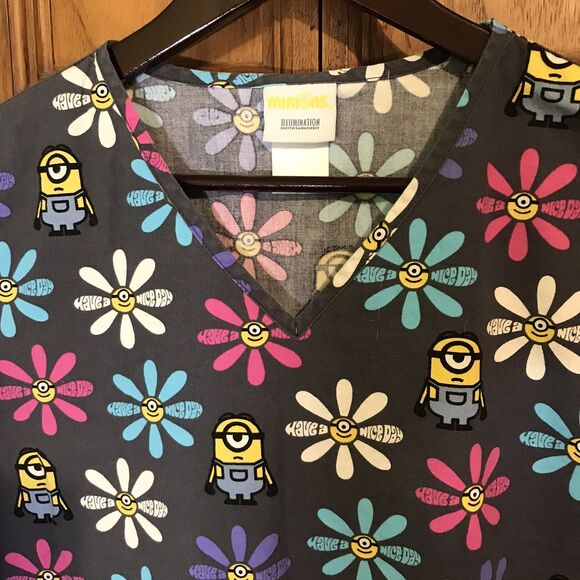 Minions Universal Studios Scrub Top Women's XS Despicable Me Floral 3 Pocket - Picture 3 of 9